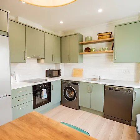 Simply Stunning 3 Bed With Free Parking Apartment *